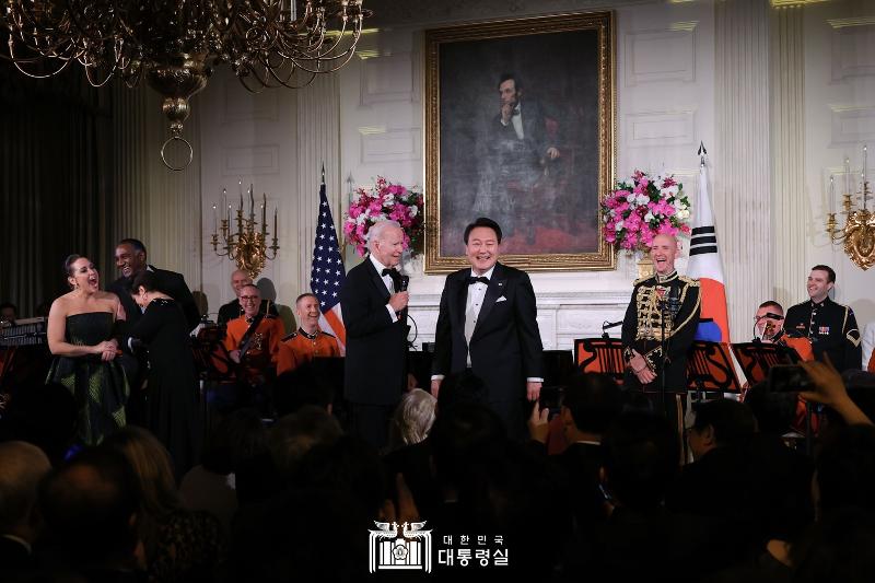 El 26 de abril, el presidente Yoon Suk Yeol sonríe junto al presidente de EE. UU., Joe Biden, en una actuación con motivo de una cena de Estado en la Casa Blanca de Washington. Las parejas presidenciales de ambos países asistieron al evento junto con personalidades del Gobierno, el Congreso y el mundo empresarial estadounidenses. 