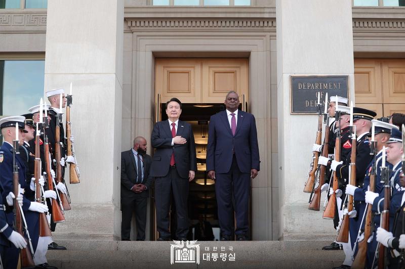 El 27 de abril, el Presidente Yoon Suk Yeol (izda.) y el secretario de Defensa de EE. UU., Lloyd Austin (dcha.), saludan las banderas de sus países en el Pentágono de Arlington, Virginia, mientras guardias de honor interpretan los himnos nacionales de ambos países. El presidente Yoon se convirtió en el primer mandatario coreano en visitar el Centro Nacional de Mando Militar, el principal centro de mando y control del Departamento de Defensa de Estados Unidos. Al mencionar que Corea del Norte está avanzando en sus capacidades nucleares y de misiles y utilizando diversas provocaciones para buscar grietas en nuestra alianza bilateral, el presidente Yoon afirmó que el Gobierno surcoreano responderá con firmeza basándose en la firme postura defensiva combinada de la alianza Corea-EE. UU.