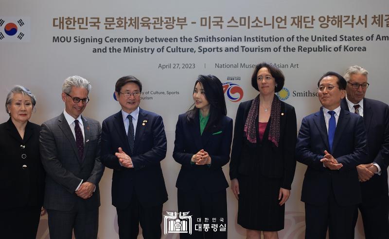 La primera dama Kim Keon Hee (centro) aplaude el 27 de abril en la ceremonia de firma de un memorando de entendimiento (MOU, por sus siglas en inglés) entre el Ministerio de Cultura, Deportes y Turismo de Corea y la Institución Smithsonian de EE. UU. en el Museo Nacional de Arte Asiático de Washington. Se trata del primer MOU entre organismos públicos de ambos países que supervisan instituciones culturales y artísticas nacionales. La firma sentó las bases de la cooperación cultural entre 23 organizaciones culturales y artísticas coreanas afiliadas al ministerio, como museos nacionales y galerías de arte, y 21 instituciones de este tipo en EE. UU., dependientes de la Fundación Smithsonian, el mayor complejo museístico, educativo y de investigación del mundo.