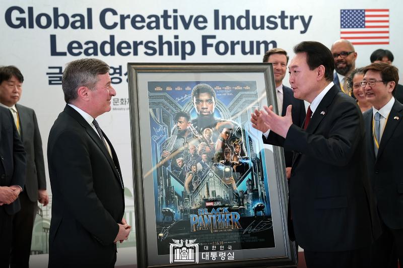 El 27 de abril, el Presidente Yoon Suk Yeol (dcha.) conversa con Charles Rivkin, presidente y consejero delegado de la Motion Picture Association (MPA, por sus siglas en inglés), en el Foro Global de Liderazgo de la Industria Creativa celebrado en la sede de la MPA en Washington. El presidente Yoon señaló que en la industria cultural no hay fronteras nacionales entre los países. El presidente Yoon recibió un póster de la película 'Black Panther' firmado por el director de esta última, Ryan Coogler. El presidente surcoreano dijo que dado que escenas clave de la película se rodaron en Busan, su Administración apoyará activamente la producción conjunta de contenidos por parte de ambos países.