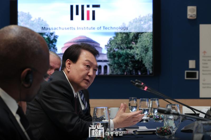 El 28 de abril, el presidente Yoon Suk Yeol habla con expertos en biología digital y estudiantes de posgrado en un diálogo celebrado en el Instituto Tecnológico de Massachusetts, MIT, en Cambridge, Massachusetts, cerca de Boston. Como primer presidente coreano que visita el centro, afirmó que la cooperación en tecnología científica creativa e innovadora es una nueva área de futuro para la alianza bilateral, más que la mera defensa y seguridad nacional