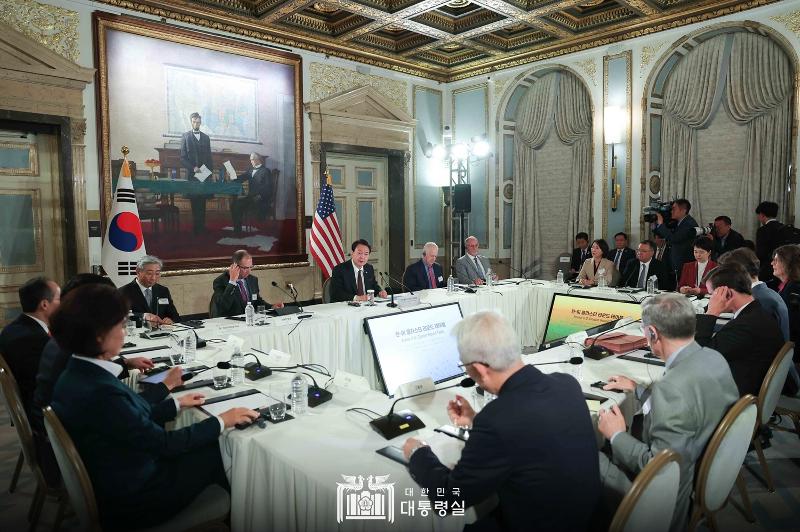 El 28 de abril, en un hotel de Boston, el presidente Yoon Suk Yeol discute los planes de innovación de los clusters de vanguardia de ambos países en una mesa redonda de clusters Corea-EE. UU. Dijo que Corea y EE. UU. pueden esperar una gran sinergia en las economías de ambos países si las agrupaciones industriales de alta tecnología de Corea y Boston combinan sus capacidades científicas y tecnológicas sobre la base de una estrecha cooperación. 
