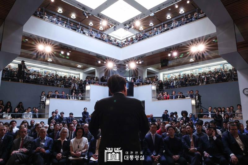 El 28 de abril, el presidente Yoon Suk Yeol pronuncia un discurso en la Harvard Kennedy School de Cambridge, Massachusetts, para concluir su visita de Estado a EE. UU. como primer líder coreano que pronuncia un discurso en esta institución. Bajo el lema 'Pioneros de una nueva senda de libertad', subrayó la necesidad de responder a las dictaduras y totalitarismos que amenazan la libertad mediante una fuerte solidaridad y establecer nuevas normas y orden en medio de la intensificación de la digitalización.