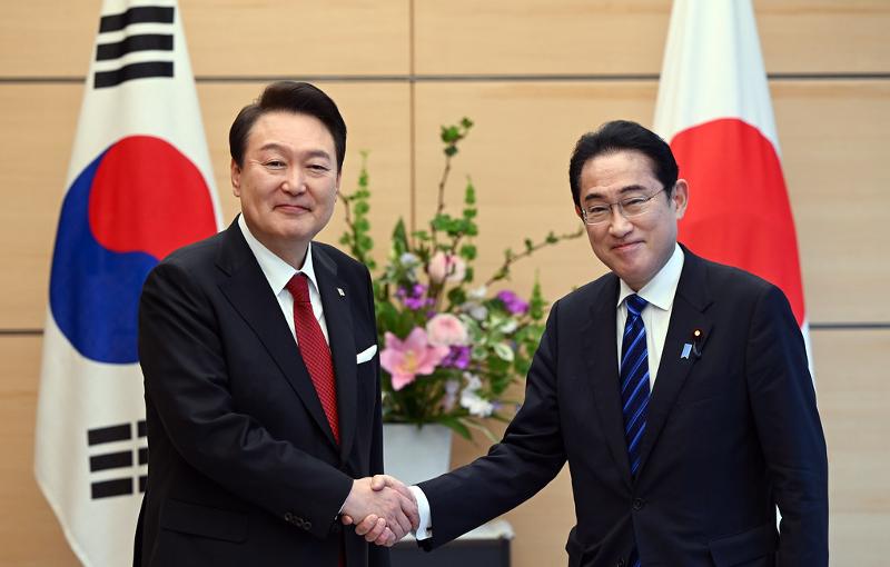El presidente de Corea del Sur, Yoon Suk Yeol (izda.) y el primer ministro japonés, Fumio Kishida, se dan la mano el 16 de marzo en la residencia oficial del primer ministro en Tokio. | Oficina presidencial