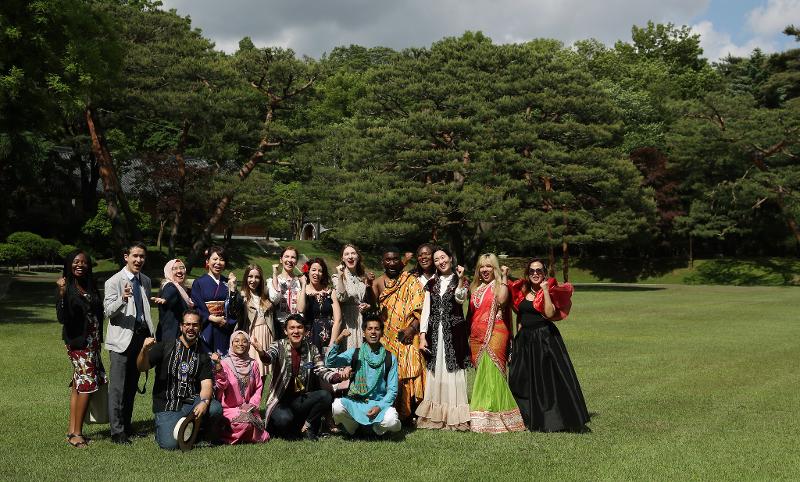 La foto muestra a los reporteros honorarios de Korea.net posando para una foto grupal, después de asistir al evento llevado a cabo el 20 de mayo de 2019 en Yeongbingwan, Cheong Wa Dae, para conmemorar el Día del Ciudadano Mundial. | Korea.net DB