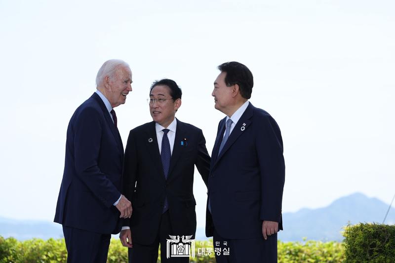 El presidente Yoon Suk Yeol (tercero desde la izquierda) saluda el 21 de mayo al presidente de Estados Unidos, Joe Biden (izquierda), y al primer ministro japonés, Fumio Kishida, en el hotel Grand Prince Hotel Hiroshima, en Japón, donde se llevó a cabo la cumbre del G7.