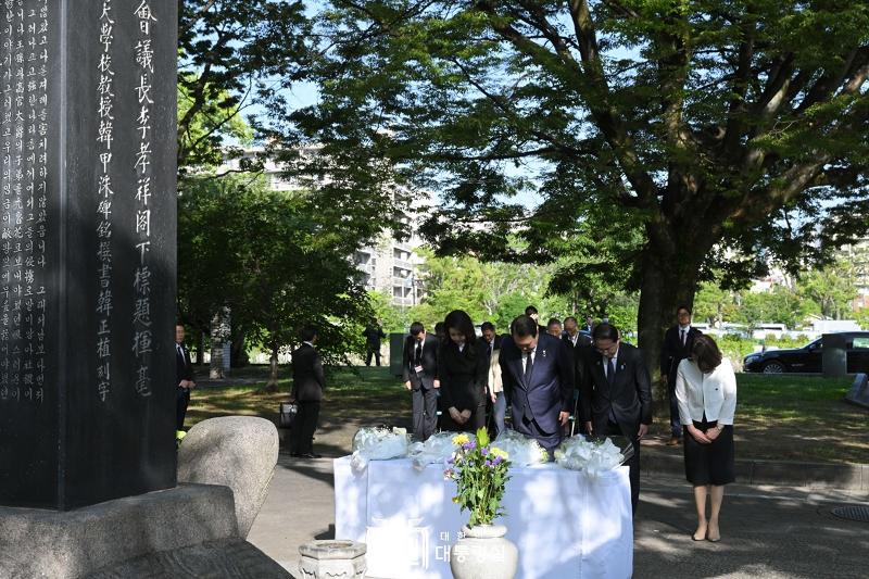 El presidente Yoon Suk Yeol (segundo desde la izquierda), la primera dama Kim Keon Hee (primera desde la izquierda), el primer ministro japonés, Fumio Kishida (tercero desde la izquierda) y su esposa Yuko Kishida (cuarta desde la izquierda), rinden homenaje a las víctimas coreanas del bombardeo atómico de 1945, en el Parque Conmemorativo de la Paz, en Hiroshima, en Japón.