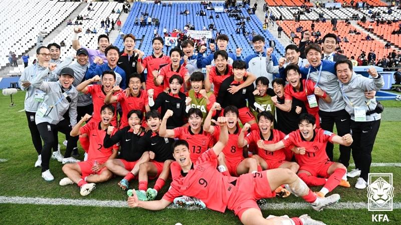 La selección coreana se toma una foto conmemorativa, luego de haber vencido a Francia con un marcador 2-1 en el partido de la Copa Mundial Sub-20 de la FIFA 2023, celebrado el 22 de mayo (hora local) en el Estadio Malvinas Argentinas de Mendoza, en Argentina.