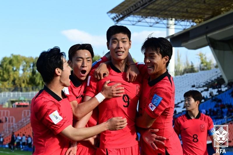 Lee Young-Jun (tercero desde la izquierda) celebra con otros jugadores después de haber anotado un gol en el primer partido de contra Francia, celebrado el 22 de mayo (hora local) en el Estadio Malvinas Argentinas de Mendoza, en Argentina.