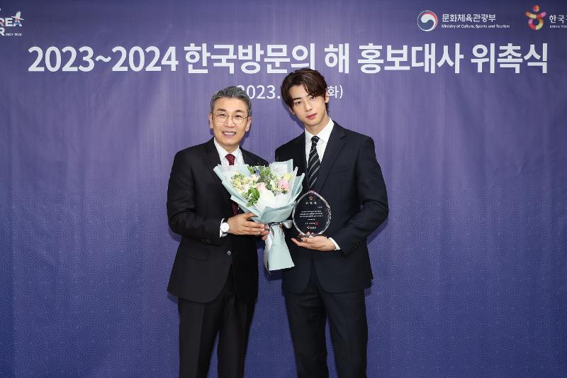 El 23 de mayo, el cantante y actor Cha Eun-woo (derecha) se toma una foto con el vicepresidente de la Organización de Turismo de Corea, Lee Jae-hwan, después de la ceremonia de nombramiento como embajador de relaciones públicas del 'Año de la Visita a Corea' para el periodo 2023-2024, llevada a cabo en el centro de promoción turística HiKR Ground, ubicado en el distrito Jung-gu, Seúl. | Organización de Turismo de Corea