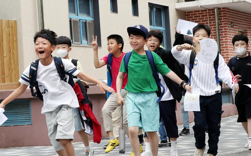 En la mañana del 1 de junio, cuando el nivel de advertencia de la crisis del COVID-19 se redujo del nivel ‘grave’ al nivel de ‘advertencia’, los estudiantes se dirigen a la puerta principal de la Escuela Primaria Chip Yung, en el distrito Seo-gu, Gwangju. | Agencia de Noticias Yonhap
