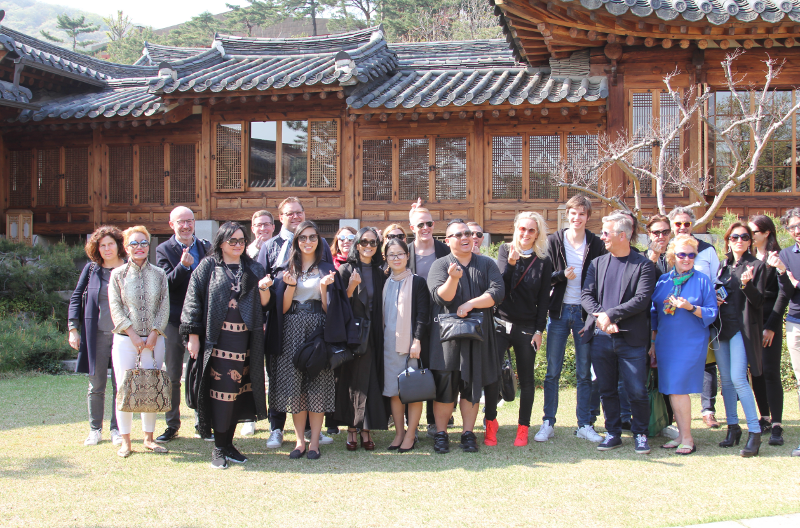 Seúl ha sido seleccionada como el mejor destino de ocio en Asia, en la 11ª edición de los premios 'Leisure Lifestyle Awards' de 'Global Traveler'. La foto muestra a unos turistas extranjeros visitando el Museo del Mueble de Corea. | Gobierno Metropolitano de Seúl