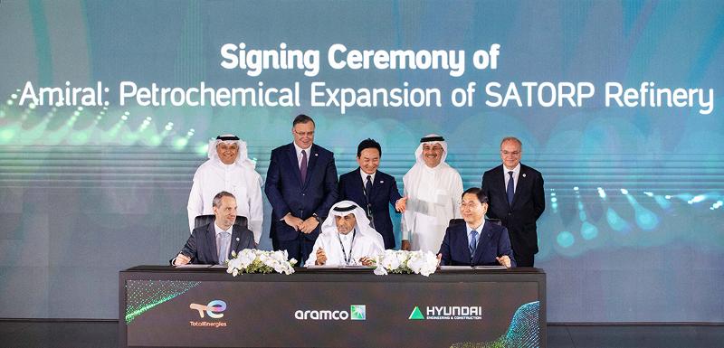 El ministro de Tierras, Infraestructura y Transporte, Won Hee-ryong (tercero desde la izquierda en la última fila), el presidente de Hyundai E&C, Yoon Young-joon, el vicepresidente y gerente de proyectos de Aramco, Abdulkarim Al Ghamdi, y el vicepresidente de Total Energies (desde la derecha en la primera fila), François Good, asisten a la ceremonia de firma del contrato del proyecto Amiral, llevada a cabo el 24 de junio (hora local) en la sede de Aramco en Dhahran, Arabia Saudita. | Hyundai E&C