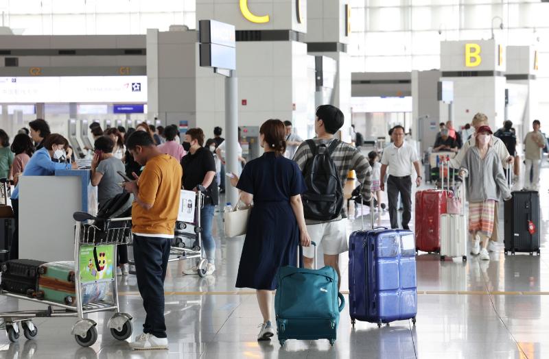 El Ministerio de Justicia extenderá el período de validez de la autorización electrónica de viaje de Corea (K-ETA, por sus siglas en inglés) de 2 a 3 años, a partir del 3 de julio. La foto muestra a los pasajeros transitando el 6 de junio por la Terminal 1 del Aeropuerto Internacional de Incheon. | Agencia de Noticias Yonhap