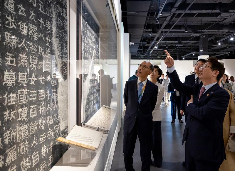 El 29 de junio, el ministro de Cultura, Deportes y Turismo, Park Bo Gyoon (derecha), observa la exposición después de asistir a la ceremonia de inauguración del Museo Nacional de Sistemas Mundiales de Escritura en Songdo, en el distrito Yeonsu-gu, en Incheon. | Kim Sunjoo