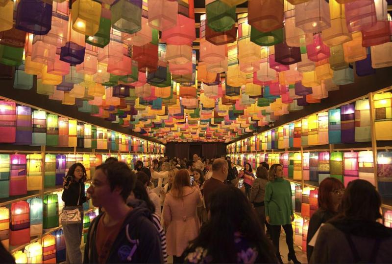 La foto muestra a los visitantes recorriendo la exposición 'Luces de Corea-Exposición de la ciudad de Jinju', presentada en São Paulo, Brasil. | Ciudad de Jinju