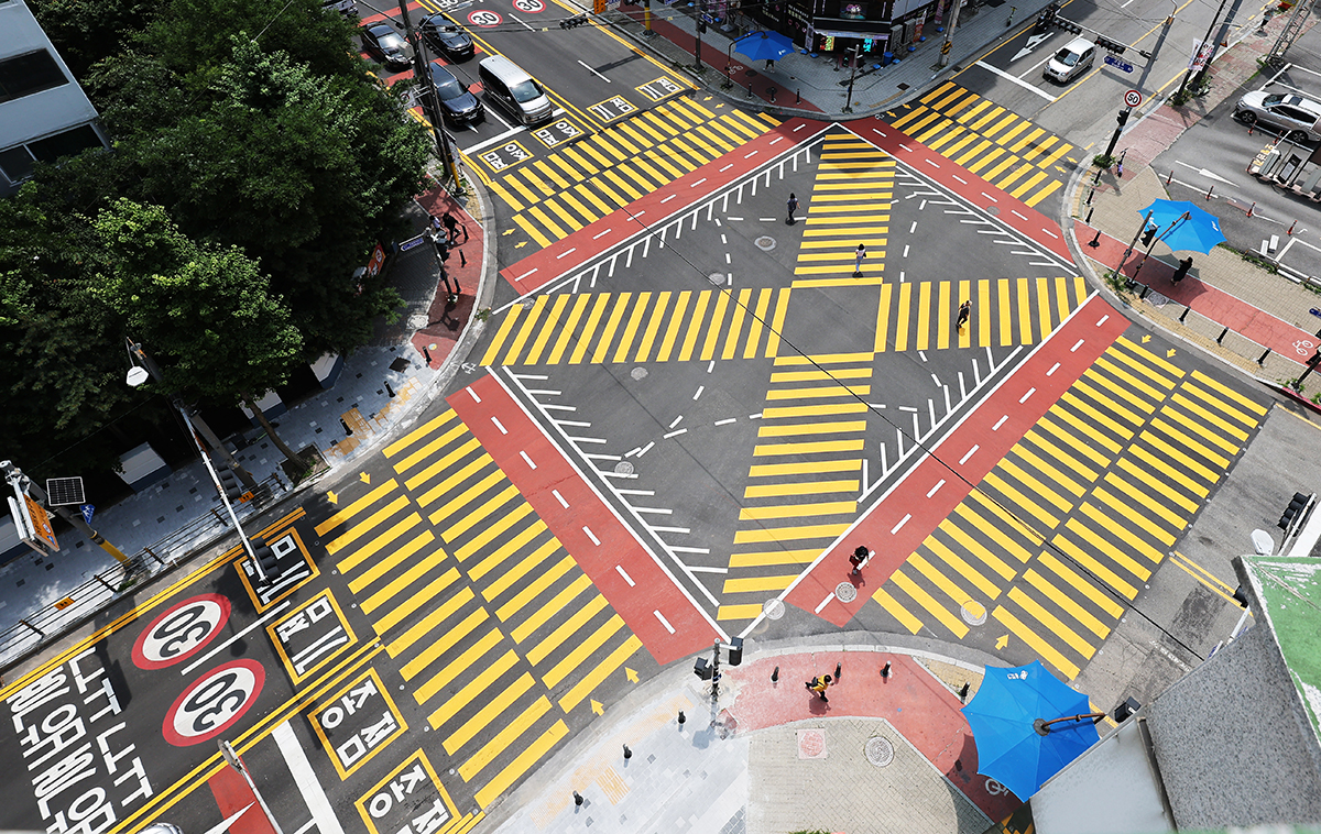 La foto tomada el 13 de julio, muestra una panorámica del cruce peatonal cerca de la escuela primaria Gugal en Giheung-gu, en la ciudad de Yongin-si, en la provincia de Gyeonggi-do, pintado de color amarillo.