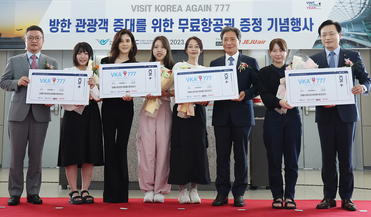 En la mañana del 18 de julio, la directora del Hotel Shilla y presidenta del Comité del Año de la Visita a Corea, Lee Bu-jin (tercera desde la izda.), y el director ejecutivo de la Corporación del Aeropuerto Internacional de Incheon, Lee Hak-jae (tercero desde la dcha.) posan para una foto conmemorativa junto con los extranjeros japoneses que recibieron boletos aéreos gratis, durante el evento conmemorativo 