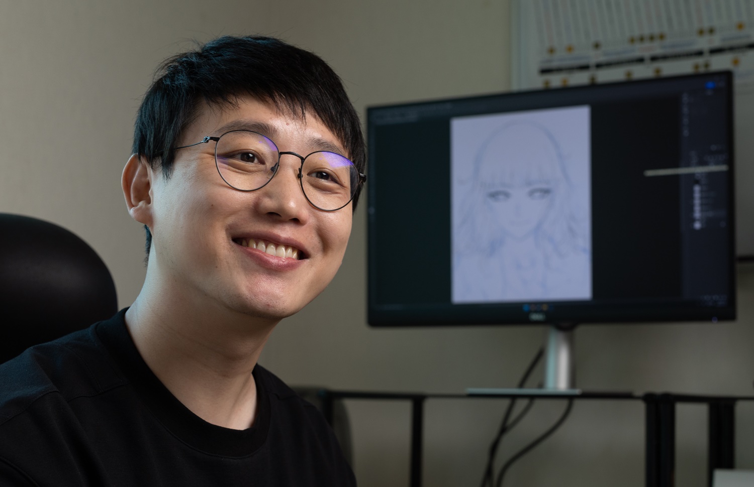 El webtoonista Hwang Junho habla el 7 de julio durante una entrevista con Korea.net en su estudio, ubicado en el distrito de Yongsan-gu, en Seúl. | Lee Jun Young 
