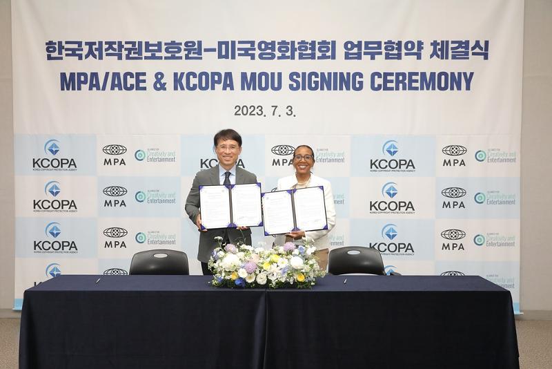 El presidente de la Agencia de Protección de los Derechos de Autor de Corea, Park Jung Youl (izquierda), y la vicepresidenta ejecutiva y consejera general global de la Asociación Cinematográfica de EE. UU., Karyn Temple, se hacen una foto el 3 de julio tras firmar un memorando de entendimiento sobre cooperación en la protección de los derechos de autor en una ceremonia celebrada en el Museo Nacional de Corea, en el distrito Yongsan-gu de Seúl.