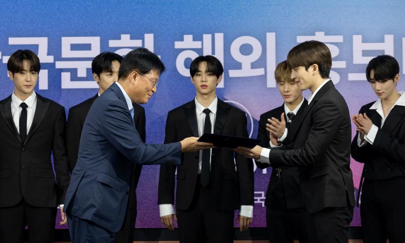 El 5 de julio, el director del Servicio de Cultura e Información de Corea (KOCIS, por sus siglas en inglés), Kim Jang-ho (izquierda), hace entrega del certificado de nombramiento de THE BOYZ como embajador de relaciones públicas de este año, a Lee Sang-yeon, el líder del grupo, en las instalaciones de KOCIS en el distrito de Jung-gu, en Seúl.