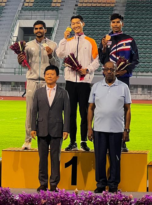 El saltador de altura surcoreano Woo Sang-hyeok (centro en la 2ª fila) sonríe el 15 de julio (hora local) durante la ceremonia de entrega de premios tras ganar la final del Campeonato Asiático de Atletismo 2023 en el Estadio Suphachalasai en Bangkok, Tailandia. | Federaciones de Atletismo de Corea
