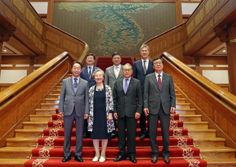 El 29 de julio, seis familiares de los expresidentes de Corea del Sur, se toman una foto conmemorativa con el ministro de Cultura, Deportes y Turismo, Park Bo-gyun (primero de izquierda a derecha en la última fila), después de ver la exposición especial ‘Historias de nuestros presidentes: los presidentes estuvieron aquí’ que está exhibida en el edificio principal de Cheong Wa Dae, el antiguo recinto presidencial. En la fila de atrás, en el sentido de las manecillas del reloj, desde la izquierda, el ministro Park Bo-kyun; el director ejecutivo de la fábrica de productos químicos EG Corp., Park Ji-man; el director del Centro Cultural de Asia Oriental, Roh Jae-heon; el presidente del Centro de Convenciones Kim Dae-jung, Kim Hong-eop; el presidente de Dongsuh Corporation, Yun Sang-koo; la nuera del expresidente Syngman Rhee, Cho Hye-ja; y el hijo del expresidente Kim Young-sam y el director de la Fundación Conmemorativa del Presidente Kim Young-sam, Kim Hyun-chul. 