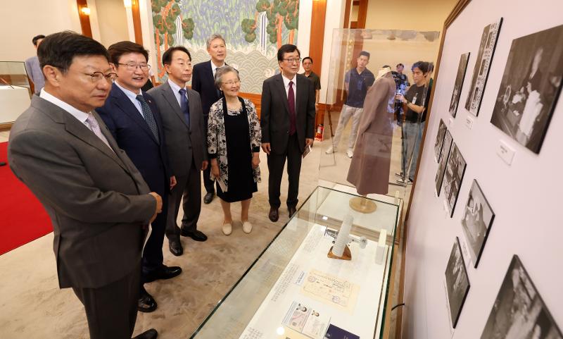 El 29 de julio, seis familiares de los expresidentes de Corea del Sur, observan la exposición 'Historias de nuestros presidentes: los presidentes estuvieron aquí' en el edificio principal de Cheong Wa Dae, el antiguo recinto presidencial. De izquierda a derecha están el director ejecutivo de la fábrica de productos químicos EG Corp., Park Ji-man; el ministro de Cultura, Deportes y Turismo, Park Bo Gyoon; el director de la Fundación Conmemorativa del Presidente Kim Young-sam, Kim Hyun-chul; el director del Centro Cultural de Asia Oriental, Roh Jae-heon; la nuera del expresidente Syngman Rhee, Cho Hye-ja; y el presidente del Centro de Convenciones Kim Dae-jung, Kim Hong-eop.