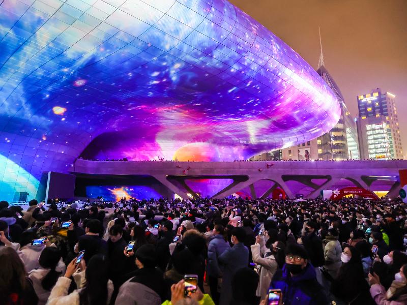 La foto muestra uno de los espectáculos de luces exhibidos en las paredes exteriores de la Plaza de Diseño Dongdaemun (DPD, por sus siglas en inglés), como parte del 'Seoul Light DDP' realizado en el distrito de Dongdaemun-gu, en Seúl.