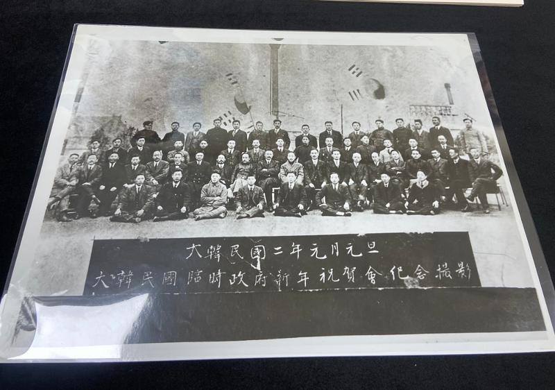 Una foto original conservada en el almacén del Salón de la Independencia de Corea, del 1 de enero de 1920, muestra a miembros del Gobierno provisional de Corea en el exilio, en Shanghái, China, posando para una foto con motivo del Año Nuevo. | Yoon Hye-rin