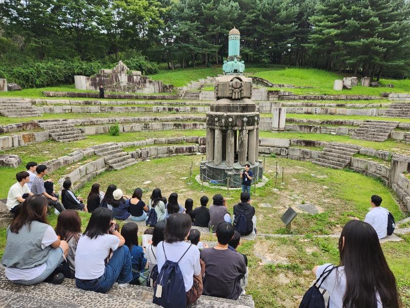 Los participantes en un recorrido histórico para descendientes de activistas por la independencia de Corea, el 11 de agosto, escuchan al comisario Kim Jong-mun en la exposición al aire libre de los restos del Edificio General del Gobierno japonés. | Park Jin-seo
