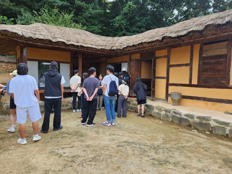 Los articipantes en un recorrido histórico para descendientes de activistas independentistas coreanos, el 12 de agosto, visitan la casa de la luchadora por la independencia coreana Yu Gwan-sun en Cheonan, provincia de Chungcheongnam-do. | Lee Jihae