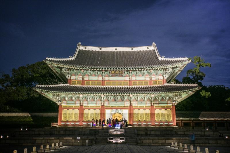 Se muestra el edificio Injeongjeon del palacio Changdeokgung por la noche. | Administración del Patrimonio Cultural de Corea