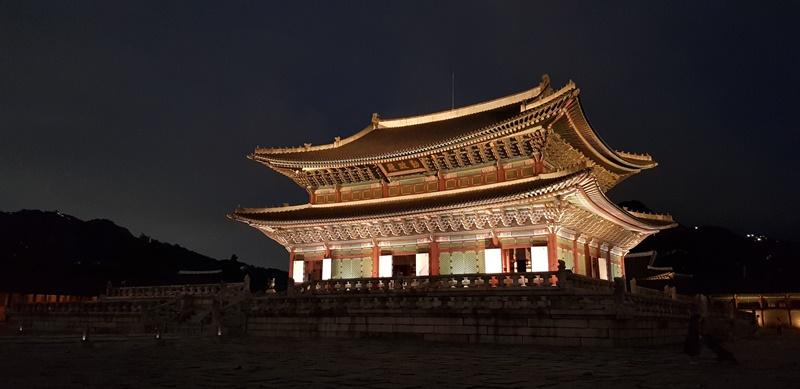 La foto muestra una vista nocturna del palacio Gyeongbokgung. | Cuenta oficial del palacio Gyeongbokgung en Twitter