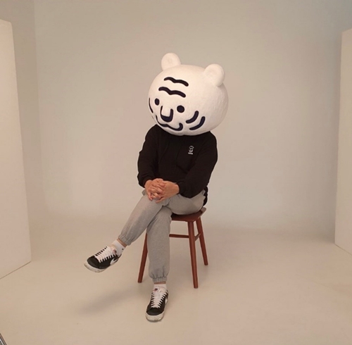 Kim posa con una máscara de tigre blanco, que simboliza su empresa de producción de contenidos, Studio Tiger. | Cuenta oficial de Kim Bo-tong en Instagram