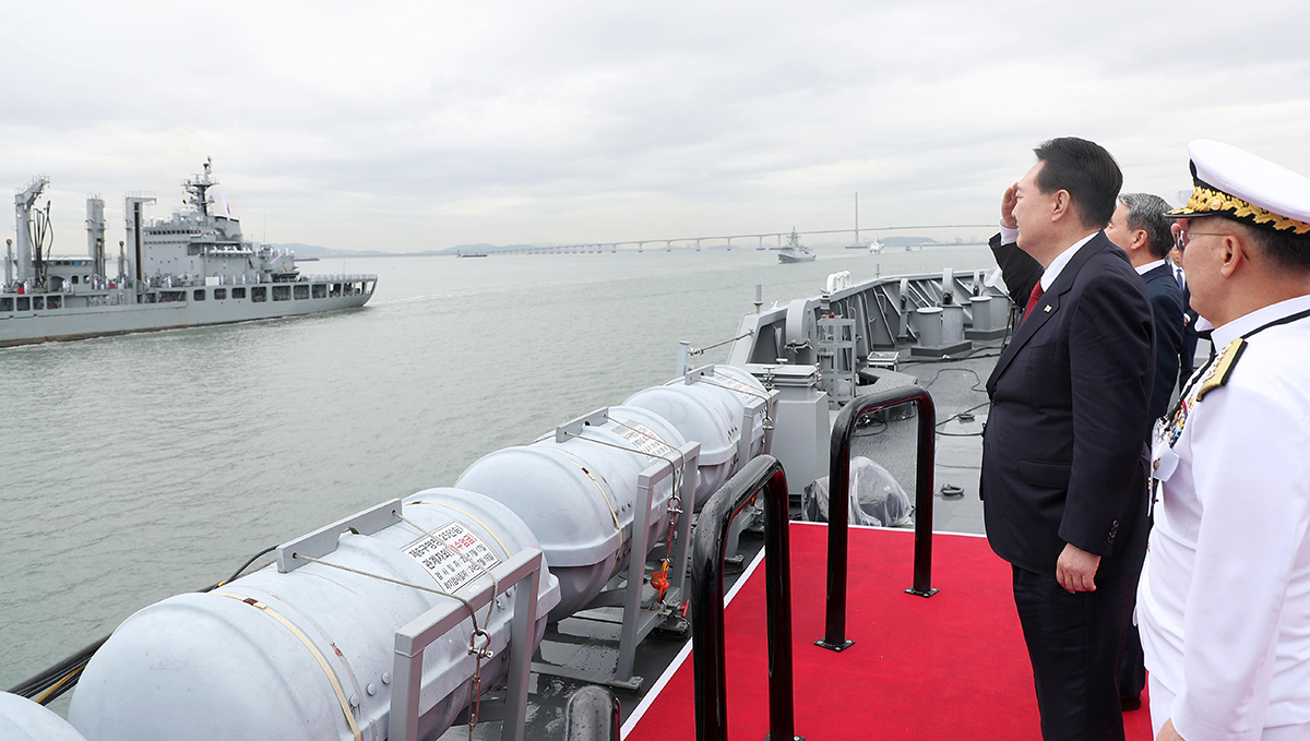 El 15 de septiembre, luego de embarcar el buque Nojeokbong, el presidente Yoon Suk Yeol saluda a los marineros mientras inspecciona buques de guerra, durante la ceremonia del 73º aniversario de la Operación de Desembarco de Incheon.