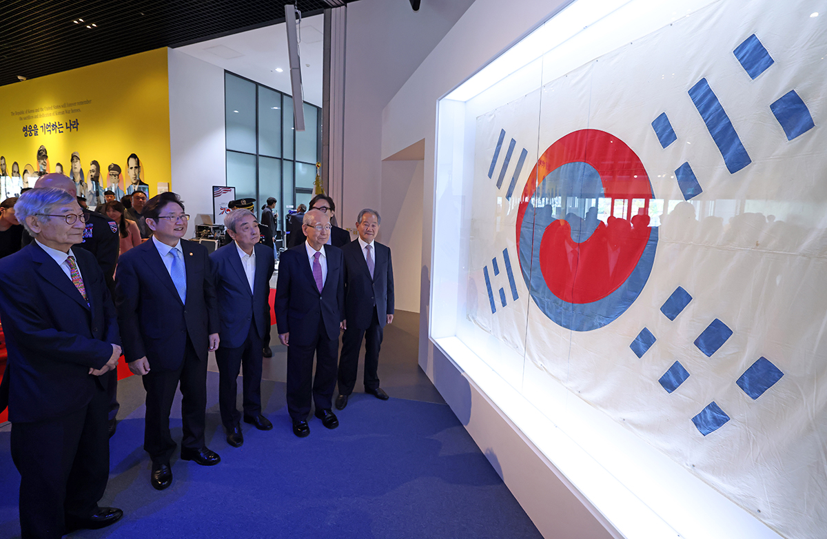 En la mañana del 21 de septiembre, el ministro de Cultura, Deportes y Turismo, Park Bo Gyoon (segundo desde la izquierda), junto con otros funcionarios, observan la bandera Denny, la más antigua de Corea del Sur, durante la ceremonia de inauguración de la exposición especial 