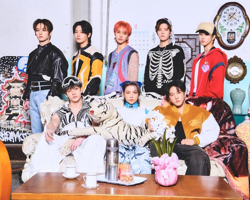 JYP Entertainment anunció el 4 de septiembre que el grupo masculino de K-pop Stray Kids ocupó el segundo lugar en ventas de álbumes en EE. UU. este año, al citar una publicación de Chart Data, un sitio de análisis de listas musicales estadounidenses.