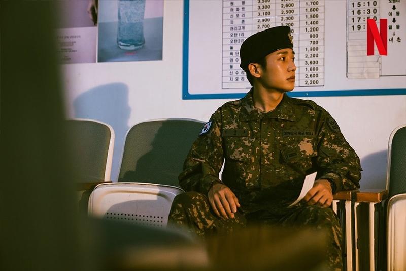 Una escena de la segunda temporada de la serie 'D.P.', que se estrenó el 28 de julio en el servicio de transmisión global gratuito Netflix. Esta serie se ubicó en el quinto puesto de la lista mundial de las 10 mejores series de televisión en lengua no inglesa de Netflix solo tres días después de su lanzamiento. | Página oficial de Netflix en Facebook