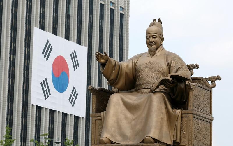 La foto muestra la estatua del rey Sejong (1397-1450), el cuarto rey de la dinastía Joseon, en la plaza Gwanghwamun, ubicada en el distrito de Jongno-gu, en Seúl. El rey Sejong creó el manuscrito Hunminjeongeum en 1443, para que cualquier persona pudiera leer y escribir fácilmente el idioma coreano. | Korea.net DB