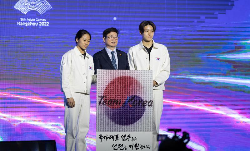 El 12 de septiembre, el ministro de Cultura, Deportes y Turismo Park Bo Gyoon (centro), se toma una foto conmemorativa con Ahn Se-young (bádminton, primera desde la izquierda) y Kim Woo-min (natación), los representantes del equipo nacional que participará en los Juegos Asiáticos, en la ceremonia de lanzamiento llevada a cabo en el Parque Olímpico de Seúl, ubicado en el distrito de Songpa-gu, en la ciudad capitalina.