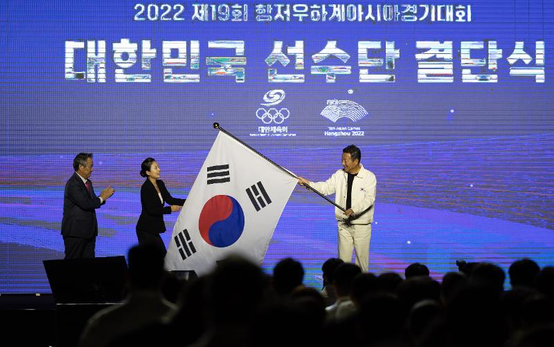 El 12 de septiembre, el líder del equipo que participará en los XIX Juegos Asiáticos, Choi Yoon, ondea la bandera nacional en la ceremonia que se llevó a cabo en el Salón Olímpico del Parque Olímpico de Seúl, ubicado en el distrito de Songpa-gu, en la ciudad capitalina.
