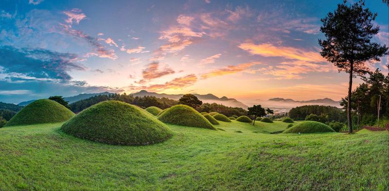 Se muestran los túmulos de Okjeon, en el condado de Hapcheon-gun, provincia de Gyeongsangnam-do.