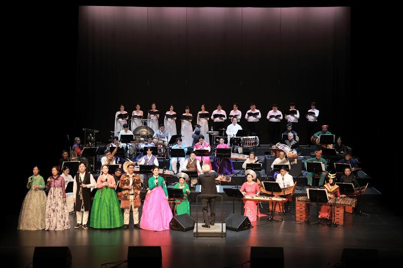 La foto muestra una escena de la actuación final de la 'Orquesta Tradicional Asiática', realizada el 17 de septiembre en el Sala 2 del Teatro de Artes del Centro Cultural de Asia, ubicado en el distrito de Dong-gu, en la ciudad de Gwangju.