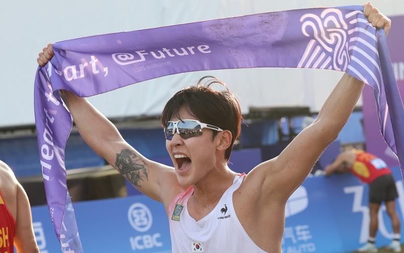 Jun Woong-tae celebra el 24 de septiembre después de cruzar la línea de meta como ganador de la final de pentatlón moderno masculino de los Juegos Asiáticos en el Centro Deportivo Fuyang Yinhu, en Hangzhou, China.