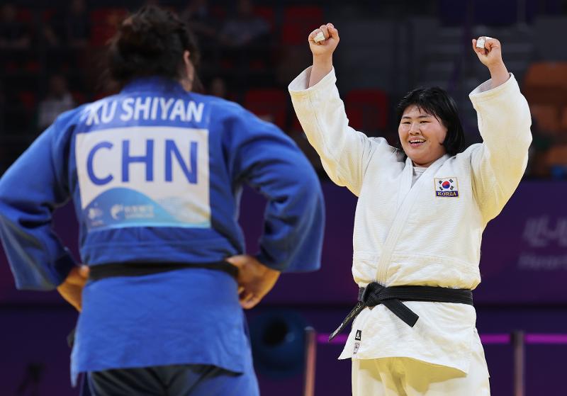 Kim Ha-yun (derecha) está animada después de ganar la final de la competencia femenina de yudo de más de 78 kilos, que se llevó a cabo el 26 de septiembre en el gimnasio Xiaoshan Linfu, en Hangzhou, China.