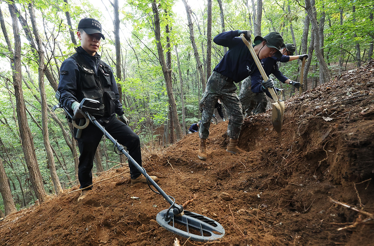 En la mañana del 11 de octubre, miembros de la Agencia de Identificación de los Soldados de Guerra caídos en la Guerra de Corea del Ministerio de Defensa Nacional y soldados de la 51ª División de Infantería del Ejército, realizan excavaciones en el monte Morak, ubicado en la ciudad de Uiwang, en la provincia de Gyeonggi-do, al sur de Seúl. Desde 2009, se han llevado a cabo cinco excavaciones en esta zona, lugar que fue decisivo en la reconquista de Seúl durante la Guerra de Corea. Durante esta excavación, que se está llevando a cabo desde el 11 de septiembre, se han descubierto más de 350 reliquias de guerra como proyectiles, ojivas, granadas, etc., y restos humanos.