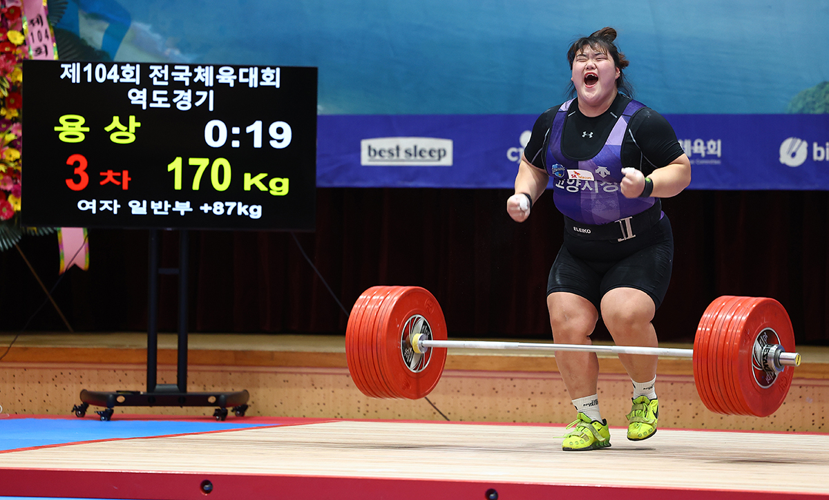 El 17 de octubre, la levantadora de pesas surcoreana Park Hye-jeong celebra luego de haber establecido un nuevo récord nacional en envión, al levantar 170 kilogramos en su tercer intento en la final femenina de 87 kilogramos del 104º Festival Nacional de Deportes, llevada a cabo en uno de los centros culturales y deportivos del condado de Wando-gun, en la provincia de Jeollanam-do. Park también ganó una medalla de oro en los Juegos Asiáticos de Hangzhou, después de registrar un peso total de 294 kilogramos, al levantar 125 kilogramos en arranque y 169 kilogramos en dos tiempos. Esta es la primera medalla que se lleva Corea del Sur en 13 años, desde que Jang Mi-ran obtuvo una en los de Juegos Asiáticos de Cantón en 2010.