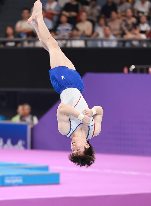 El 28 de septiembre, el gimnasta Kim Han-sol realiza un salto mortal en la final masculina de ejercicios de suelo, llevada a cabo en el gimnasio del Centro Deportivo Huanglong en Hangzhou, China. El atleta anotó un doblete después de su actuación en los Juegos Asiáticos en Yakarta-Palembang en 2018. 