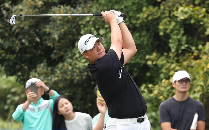 El 1 de octubre, el golfista surcoreano Im Sung-jae, realiza un golpe de salida en la cuarta ronda de la competencia de golf por equipos masculinos, realizada en el Hangzhou Westlake International Golf & Country Club. El equipo surcoreano conformado por Jang Yu-bin, Cho Woo-young, Im Sung-jae y Kim Si-woo, anotó un total de 788 golpes, 76 bajo par, derrotando por 25 golpes a Tailandia, el subcampeón. De esta forma Corea del Sur gana el oro en esta disciplina, por primera vez desde los Juegos Asiáticos en Guangzhou, China.